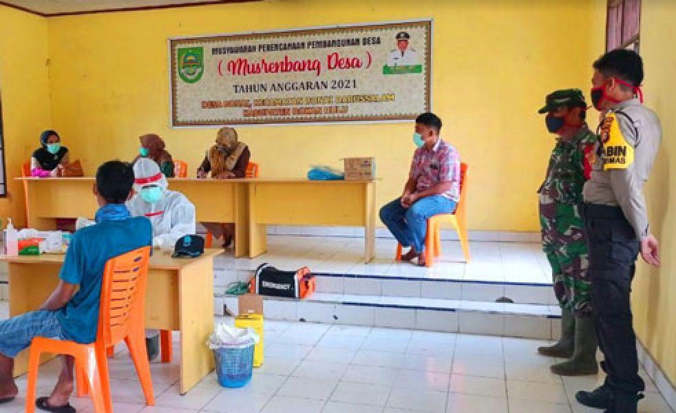 Babinsa Bersama Bhabinkamtibmas Polsek Bonai Tinjau Rapid Test   
