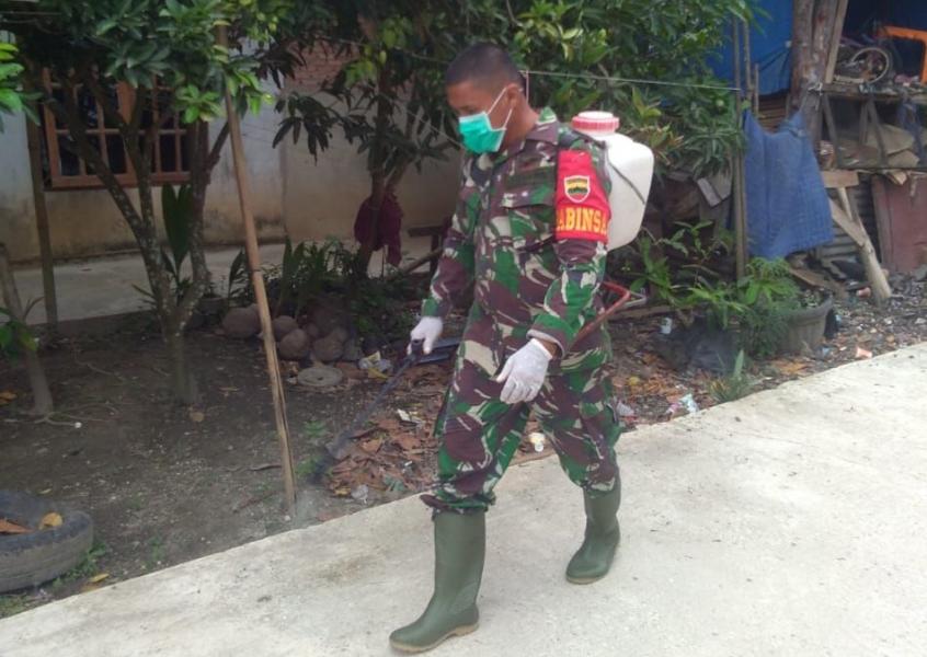 Babinsa Koramil 07/Kampar Kodim 0313 KPR, Semprot Disinfektan di Desa Teratak