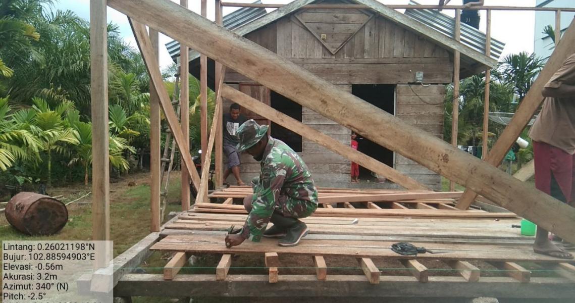 Babinsa Koramil 15/Kuala Kampar Bersama Warga Gotong Royong Bangun Rumah