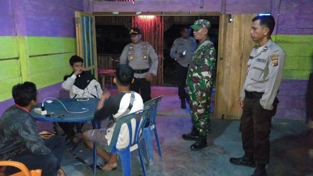 Babinsa Koramil 15/Kuala Kampar dan Bhabinkamtibmas Polsek Kerumutan Patroli Sinergitas Pencegahan Virus Covid 19 