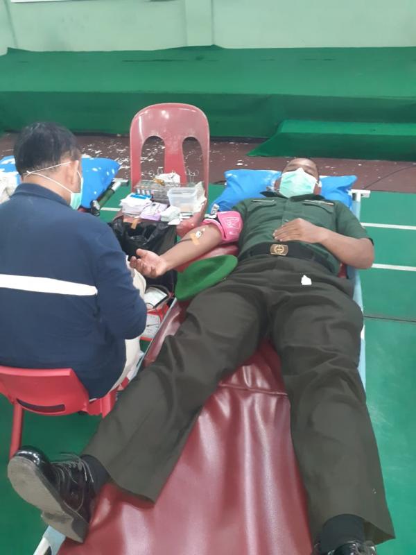 Bantu PMI Atasi Kekurangan Darah, Babinsa Koramil 05/KK Kodim 0313/KPR Donor Darah