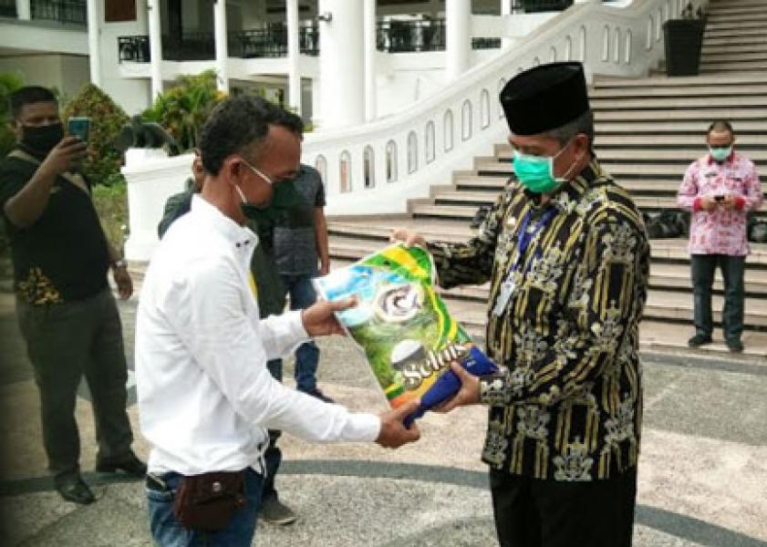 Bupati Siak Bagikan Sembako Kepada Awak Media