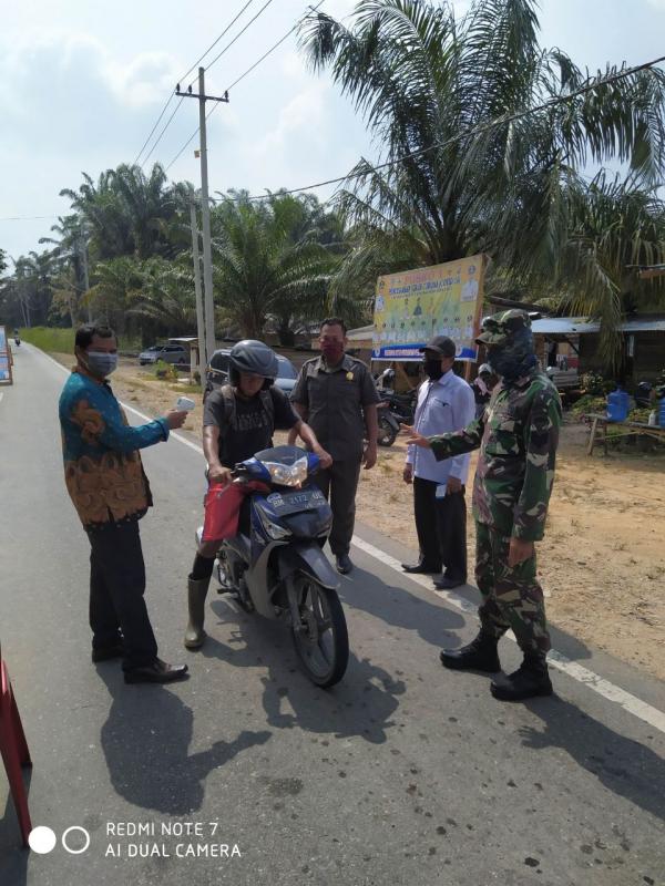 Cegah Covid 19, Babinsa Koramil 13/Rokan Bersama Tim Relawan Gugus Tugas Percepatan Covid 19 Tes Warga Yang Melintas