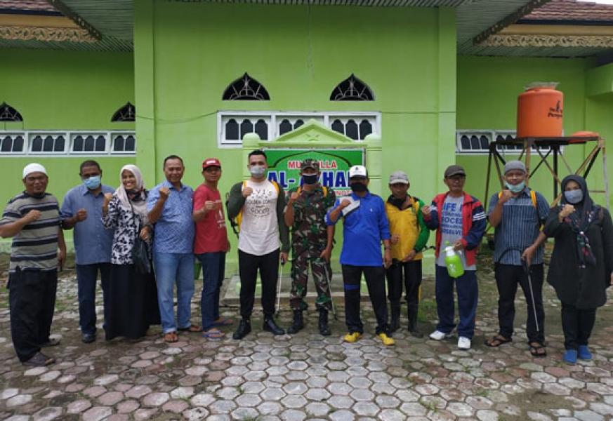 Cegah Covid-19, Lurah Rimbasekampung Semprot Disinfektan Rumah dan Fasum