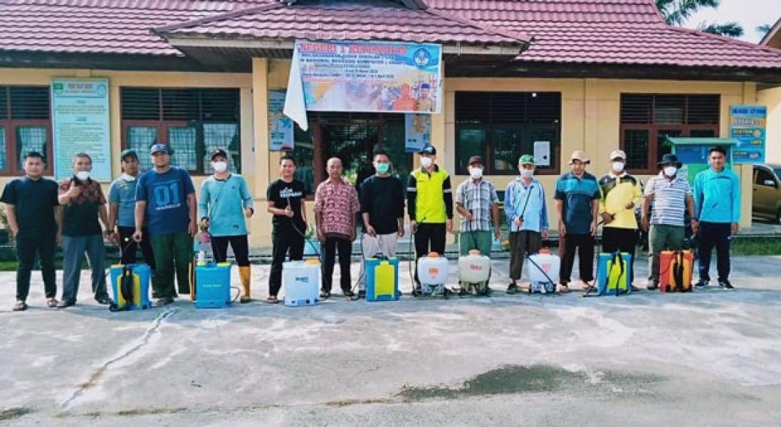 Cegah Covid-19, SMA Negeri 1 Kepenuhan Semprotkan Disinfektan di Seluruh Area Sekolah