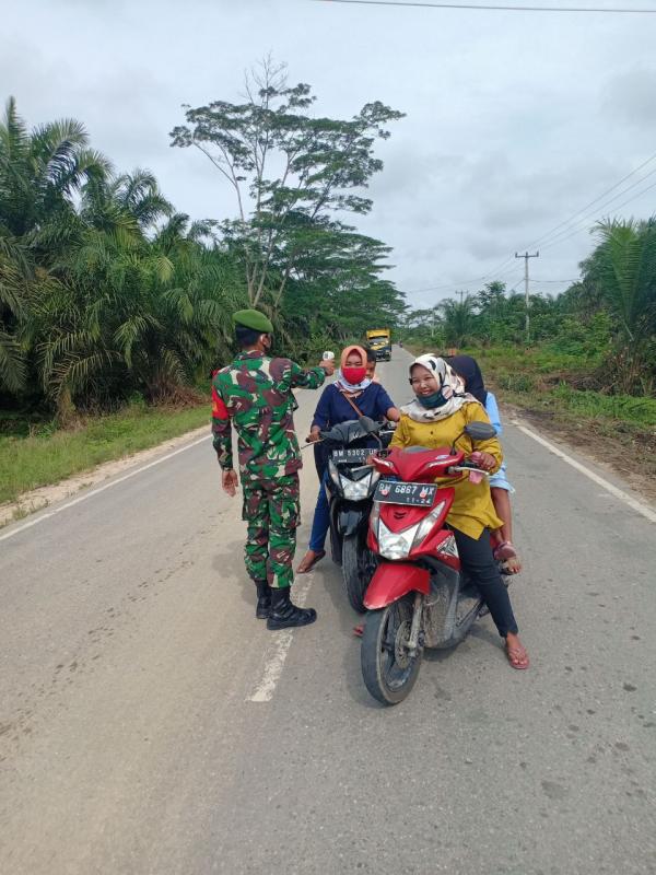 Cegah Pandemi Covid-19, Babinsa Koramil 10/KDS Cek Suhu Tubuh Warga