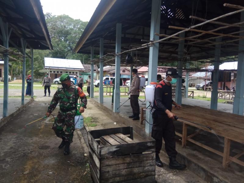 Cegah Penularan Covid 19, Anggota Koramil 05/Kampar Kiri dan Muspika Lakukan Penyemprotan Desinfektan