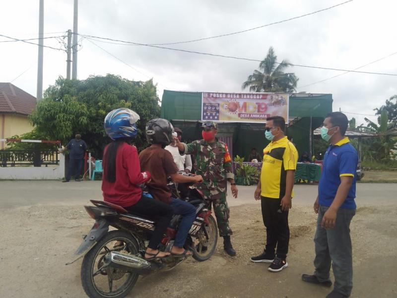 Cegah Penularan Covid 19, Babinsa Koramil 03/Bunut Lakukan Razia Masker di Jalan Desa Binaannya