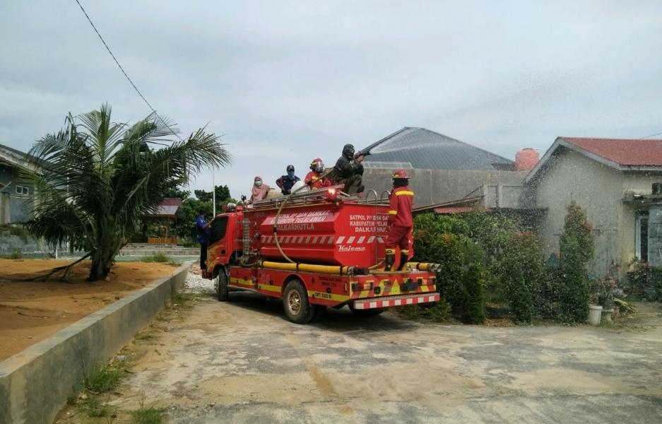 Cegah Penyebaran Covid-19, Babinsa Koramil 09/Langgam Lakukan  Penyemprotan Disinfektan