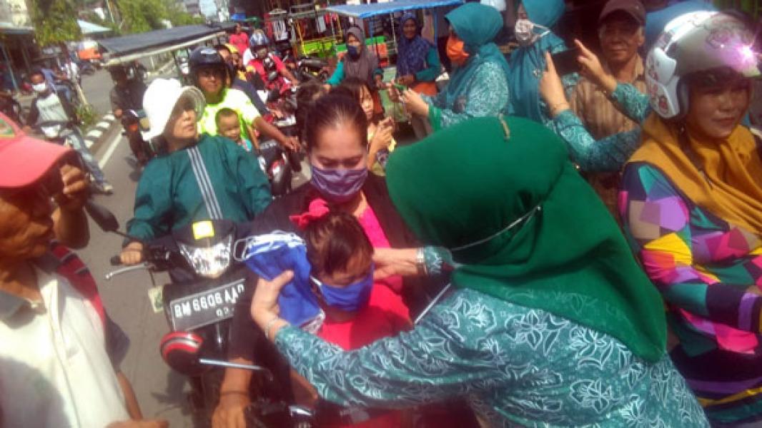 Cegah Penyebaran Covid-19, TP PKK Rohil Bagikan Masker