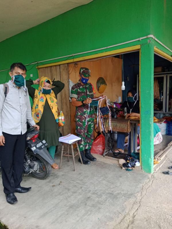 Cegah Penyebaran Covid 19 Babinsa Koramil 08 Tandun ajak Aparatur Desa Buat Masker