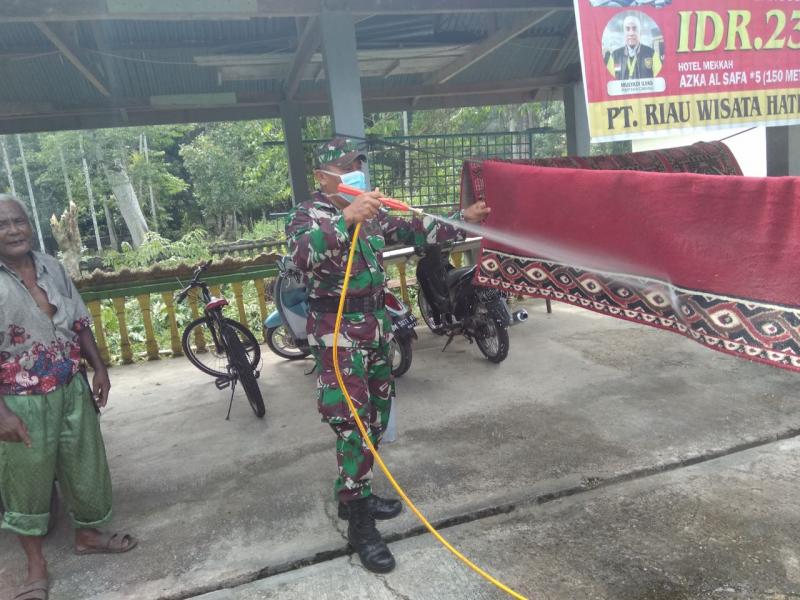 Cegah Penyebaran Virus Corona, Babinsa Koramil 01/Bkn Gelar Gotong Royong Bersihkan Masjid