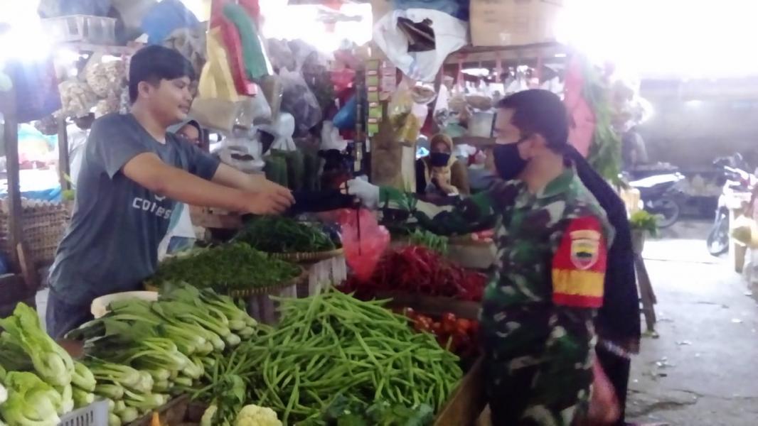 Dampak Virus Corona, Babinsa Koramil 06/SH Pantau Harga Sembako di Pasar Tradisional