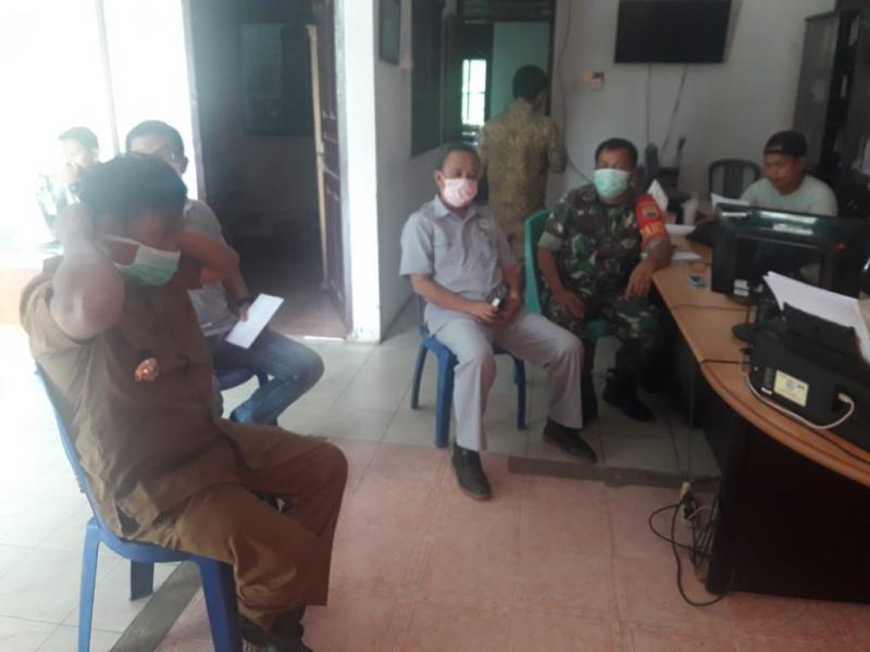 Danpos Koramil 05/Kampar Kiri Laksanakan Komsos Dengan Aparat Kelurahan