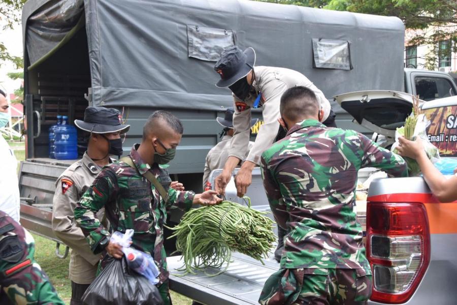 Dapur Umum TNI/Polri Peduli Kemanusiaan, Bagikan 900 Nasi Kotak Untuk Masyarakat Terdampak Covid-19
