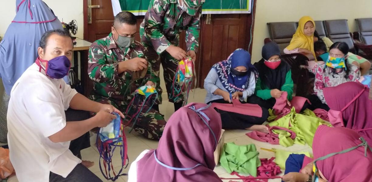 Didampingi Babinsa, Kepala Desa Pasir Makmur Siapkan 1.000 Masker Mandiri 