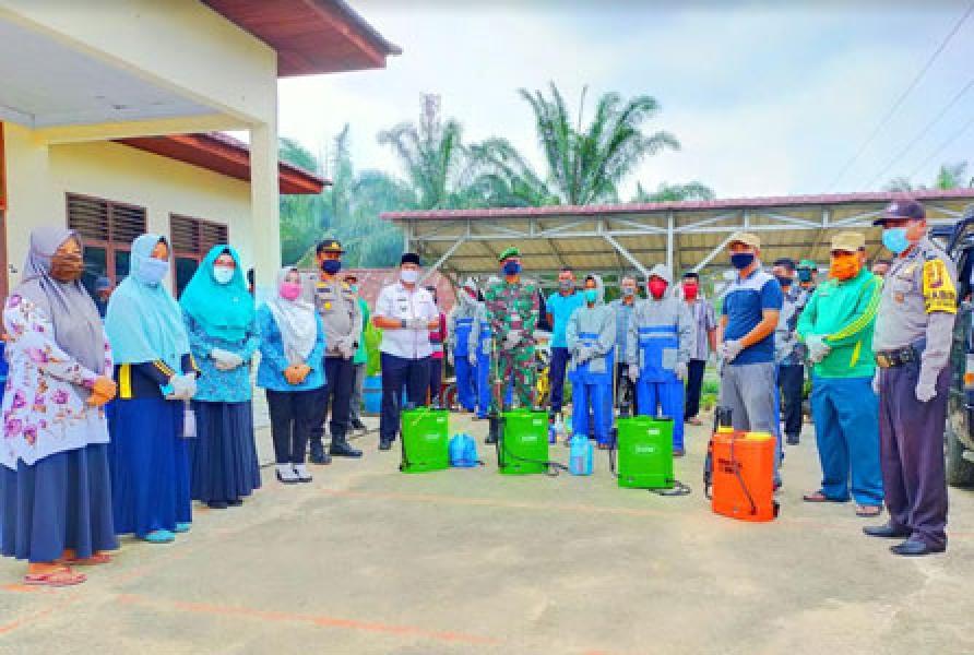 Dikawal TNI dan POLRI, 5 Liter Desinfektan dan 50 Paket Sembako Dibagikan ke Warga