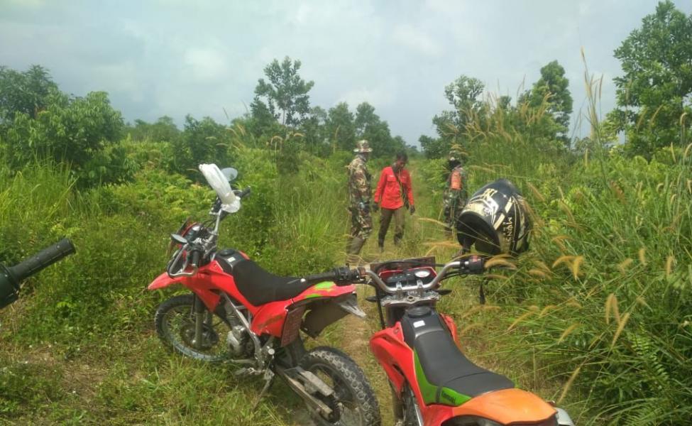 Ditengah Penyebaran Virus Corona, Babinsa Koramil 07/Kampar Tetap Laksanakan Patroli Karlahut
