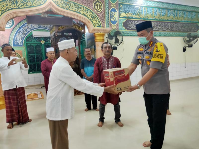 Ditengah Wabah Covid 19, Kapolresta Pekanbaru Berikan Bantuan Kepada Warga