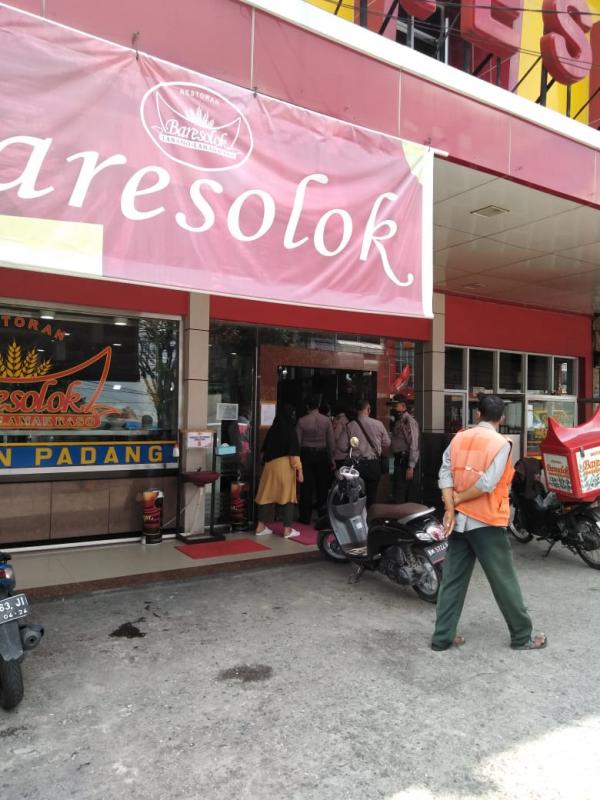 Hari Pertama PSBB, Polsek Pekanbaru Kota Berikan Himbauan ke Pemilik Rumah Makan dan Kedai Kopi