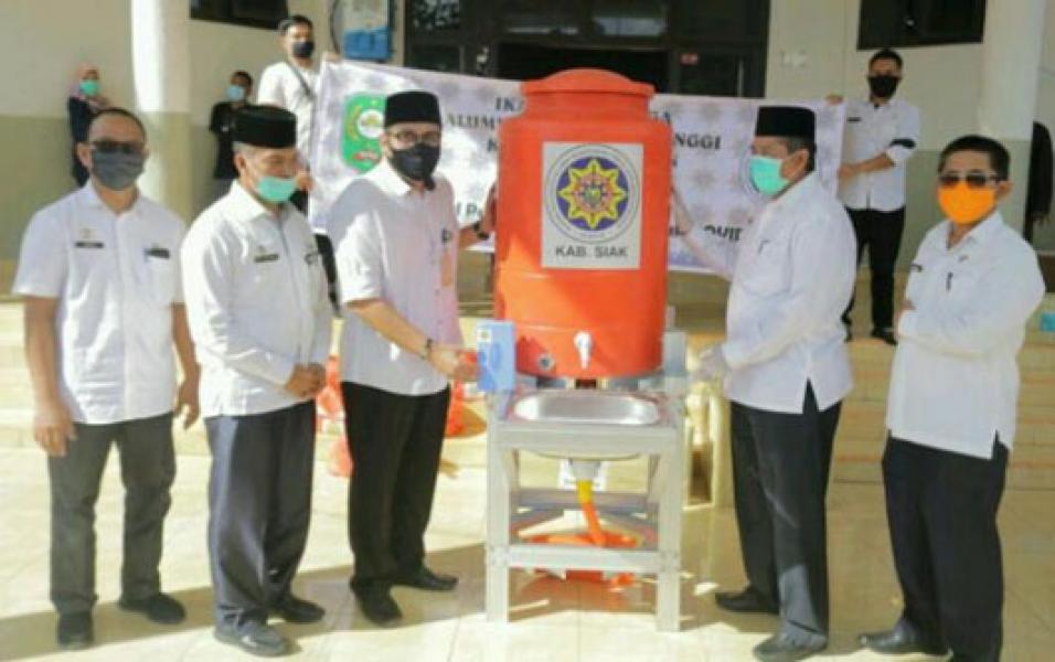 IKAPTK Peduli Siak Serahkan Bantuan APD Ke Posko Gugus Tugas Penanganan Covid-19