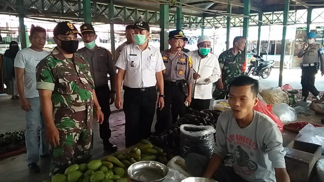 Jaga Stabilitas Harga, Babinsa Koramil 04/PKL Kuras Bersama Muspika Cek Harga Sembako