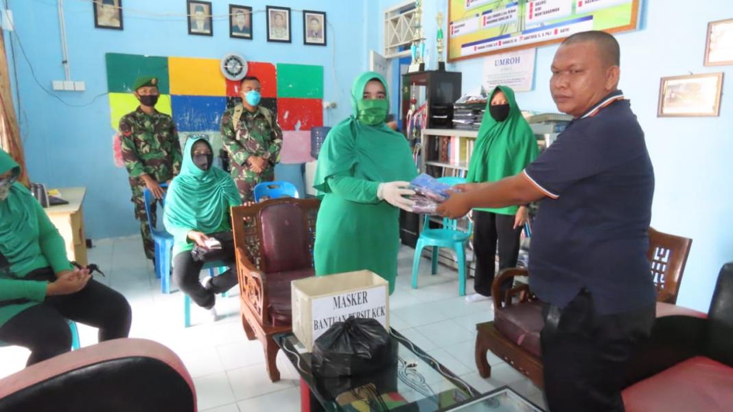Jumat Barokah, Kodim 0313/Kpr Bersama Persit KCK Cabang LIII Bagikan Masker dan Sembako ke Warga 