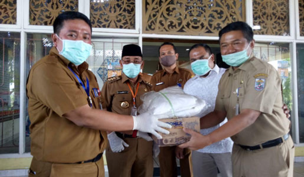 Kagama Cabang Pelalawan Serahkan Bantuan APD dan Handsanitizer ke Dinkes 