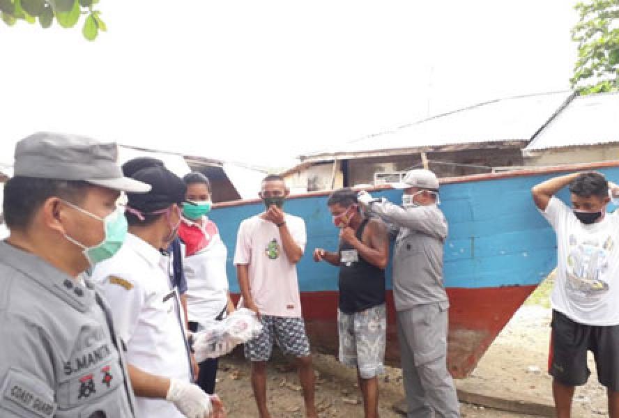 Kamla Zona Maritim Tengah Bagikan Masker untuk Masyarakat Pesisir