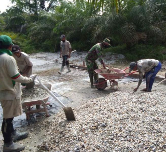 Kemanunggalan TNI dan Rakyat, Babinsa Goro Dengan Warga Desa Sotol