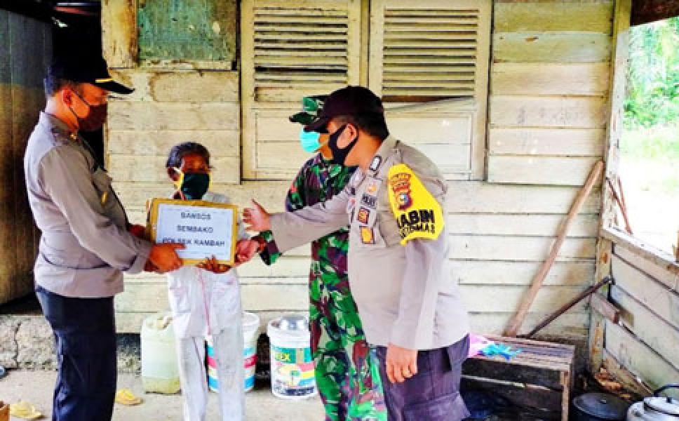 Koramil 02 dan Polsek Rambah Bagikan Sembako dan Masker ke Warga Desa Suka Maju
