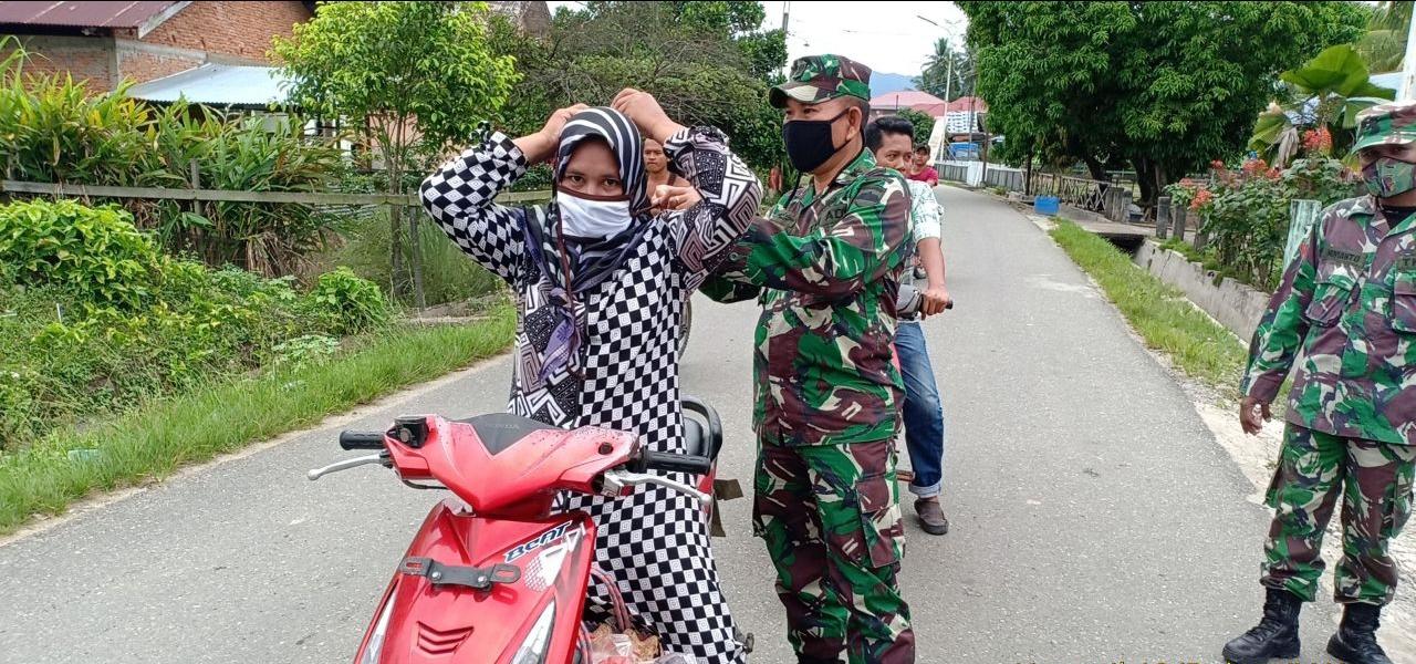 Koramil 13/Rokan Bagi Masker dan Lakukan Pengunaan Hand Sanitezer Kepada Masyarakat di Wilayanya 