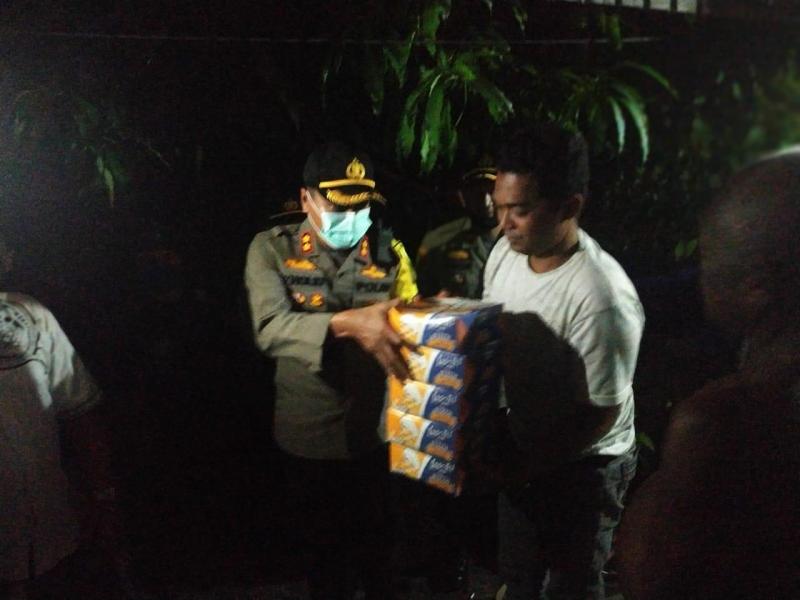 Malam Pertama Ramadhan, Polres Kampar Bagikan Nasi Kotak ke Rumah Warga Kurang Mampu