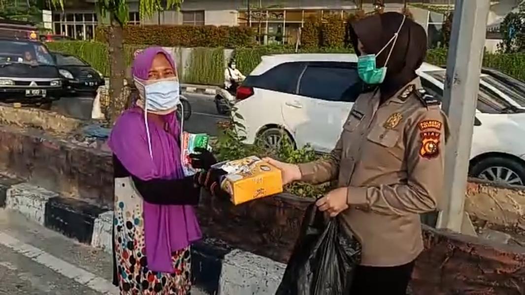 PSBB, Polwan Polresta Pekanbaru Bagikan Makanan Gratis Untuk Berbuka Puasa