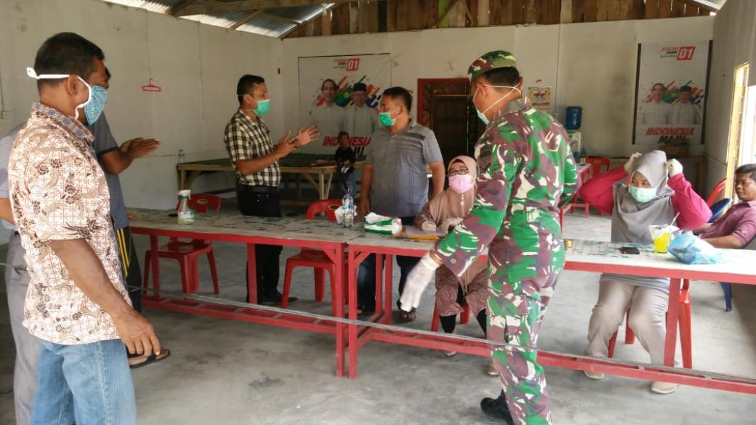 Pantau Posko Siaga Covid 19, Babinsa Koramil 11/Tambusai dan Bhabinkamtibmas Himbau Warga Gunakan Masker