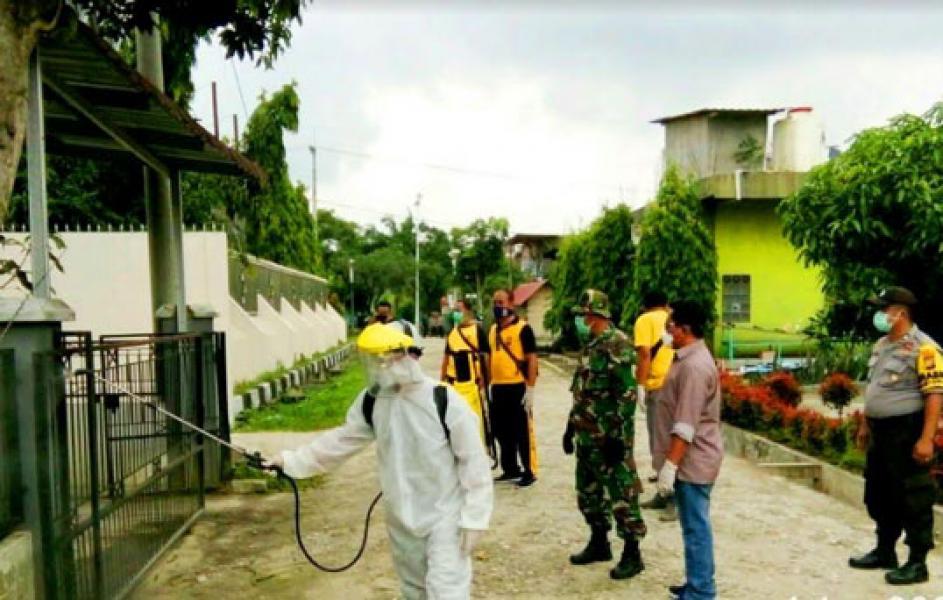 Pantau Rumah WNI Positif Corona, Koramil 02 Bersama Polsek Rambah Lakukan Penyemprotan Disinfektan