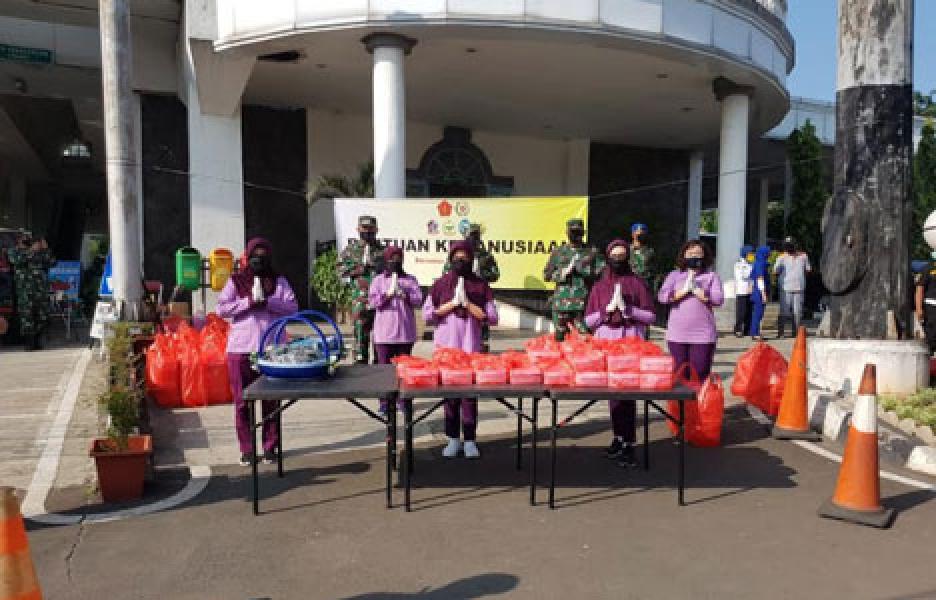Peduli Covid-19, IKKT PWA Cabang BS XII KOGABWILHAN II Berikan Masker Dan Paket Makan Siang