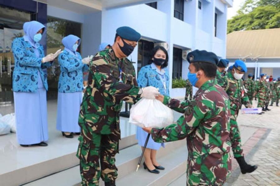 Peduli Covid-19 dan Jelang Bulan Ramadan, Danlanud Rsn Bagikan Sembako