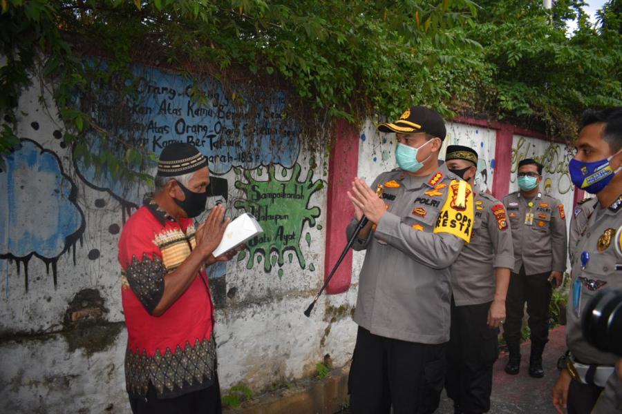Peduli Dampak Covid-19, Kapolresta Pekanbaru Bagikan Makanan Berbuka Puasa