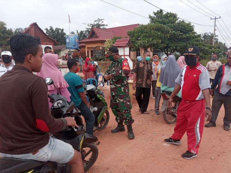 Peduli Kesehatan Masyarakat Danramil 14/Kepenuhan Bersama Camat dan Kades Kepenuhan Jaya Bagikan Masker