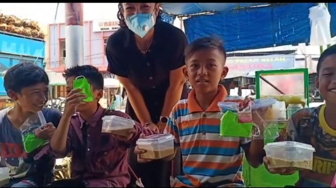 Peduli Warga Terdampak Covid 19, Polsek Tanah Putih dan Bhayangkari Bagikan Sembako dan Masker