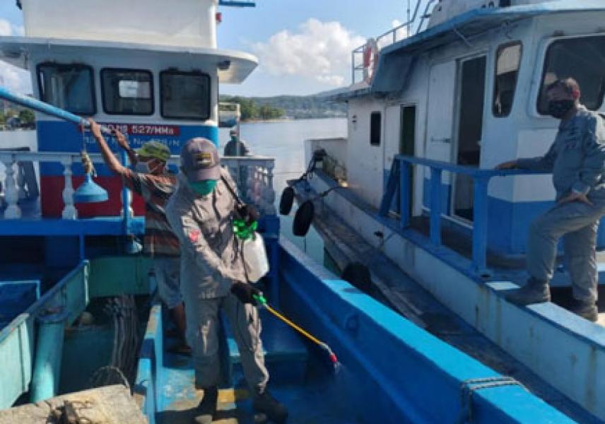 Perangi Penyebaran Virus Corona, Kamla Zona Timur Semprot Disinfektan pada Kapal Nelayan