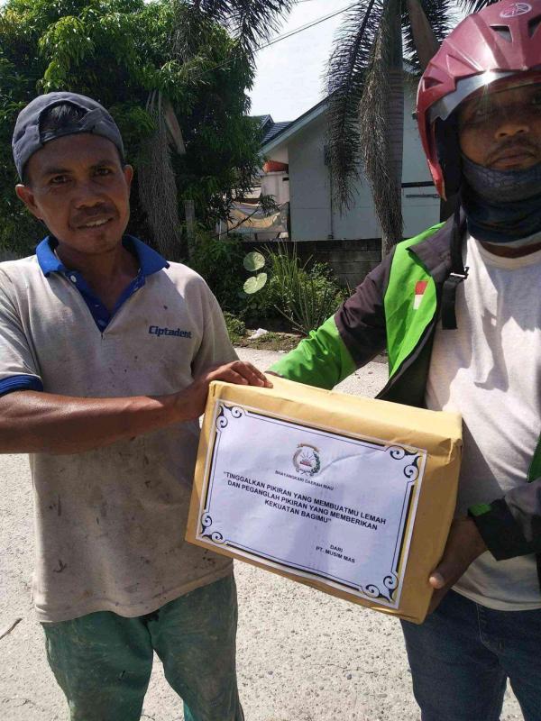 Polda Riau Berikan Bantuan Sembako ke Masyarakat Terdampak Langsung Covid 19