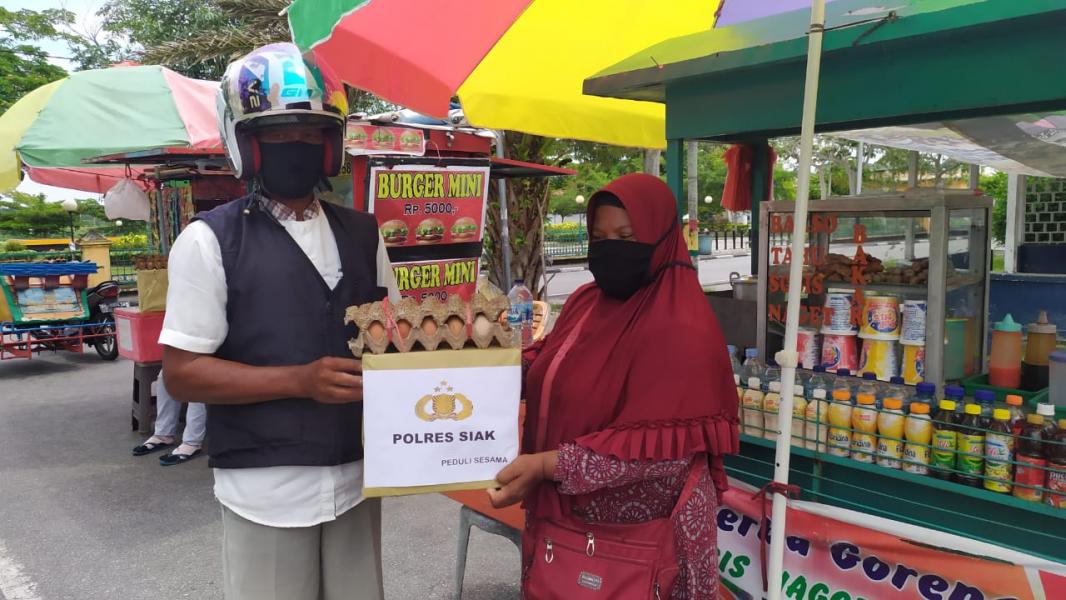 Polres Siak Bagi Sembako dan Masker ke Warga Terdampak Corona