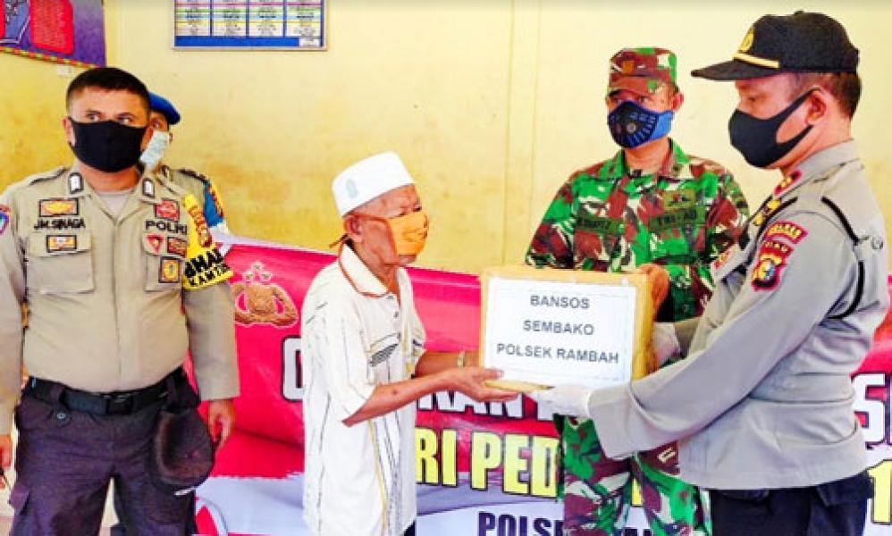 Polsek Rambah Bersama Koramil 02 Rambah Bantu Warga Bingkisan Sembako dan Masker