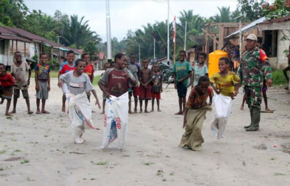Prajurit TNI Hibur Anak-Anak di Pedalaman Papua