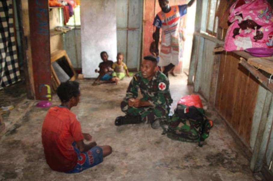 Prajurit TNI di Pedalaman Papua Keliling Kampung Layani Kesehatan Warga