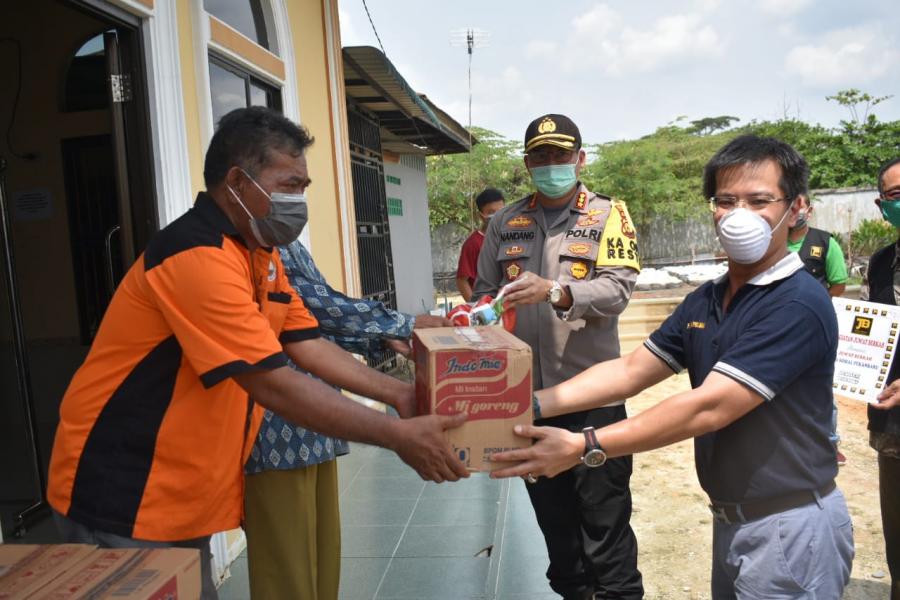 Prihatin Dampak Corona, Kapolresta Pekanbaru dan Tim Jumat Berkah Salurkan Bantuan Sembako Kepada Warga Kurang Mampu