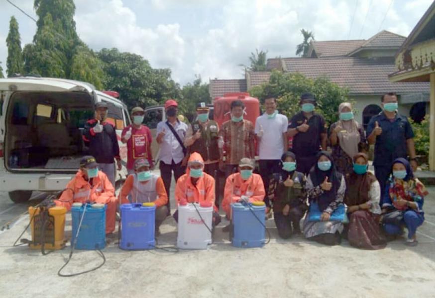 Puskesmas Kerumutan Bersama PT MTS dan SR Penyemprotan Disinfektan di Desa Mak Teduh 