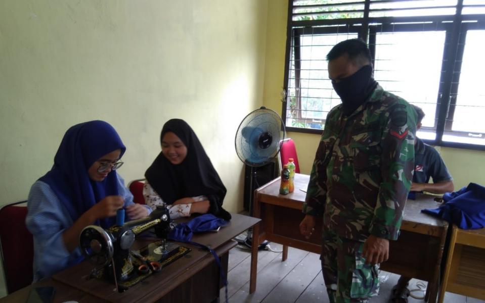 Rangkul Karang Taruna, Babinsa Koramil 03/Bunut Jahit Masker Buat Warga